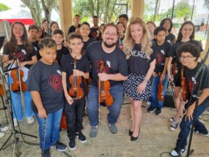 A soprano Jesuane Salvador e os alunos do Projeto Lyra