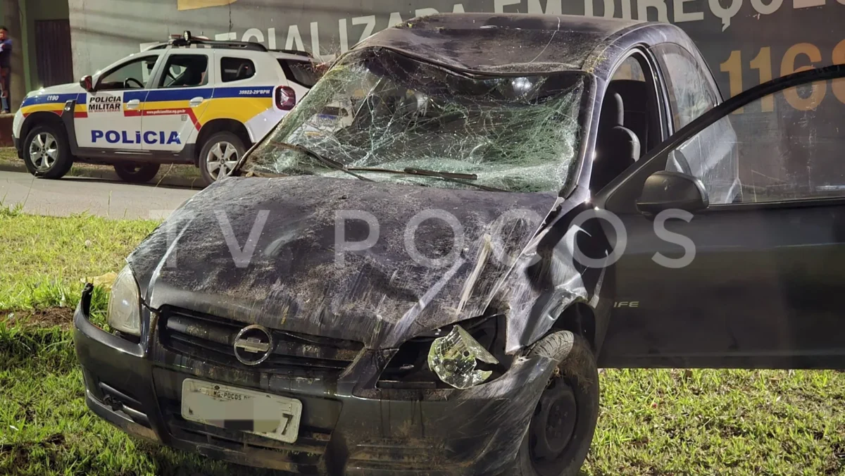 Carro capota no bairro Philadelphia