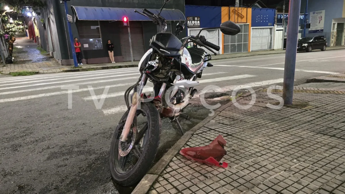Colisão entre moto e van no centro da cidade