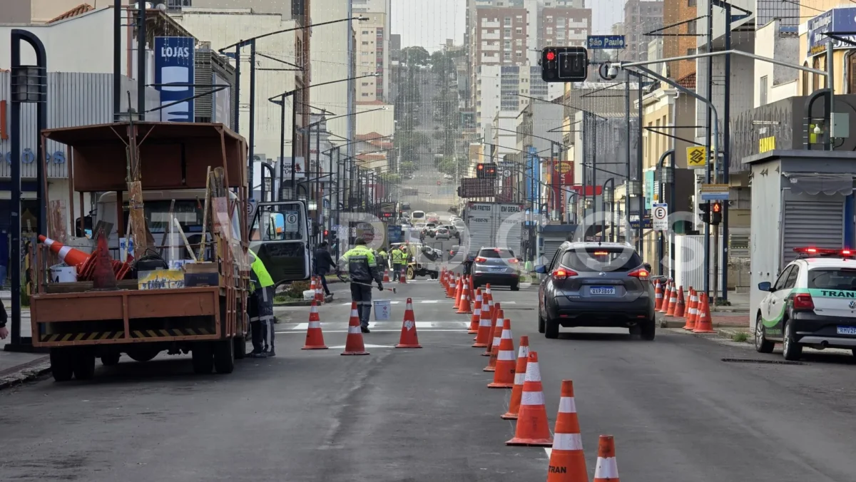 Pintura de faixas afeta trânsito na Assis Figueiredo ao longo do dia