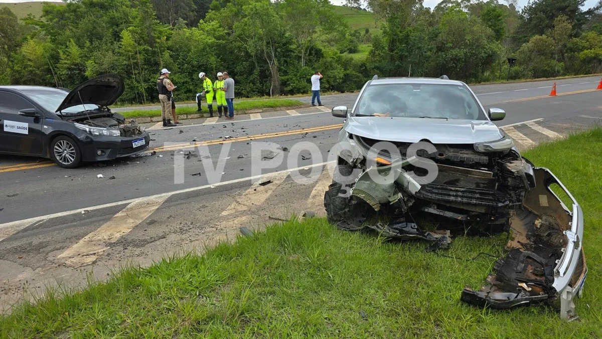 Veículos colidem em trevo da Rodovia do Contorno