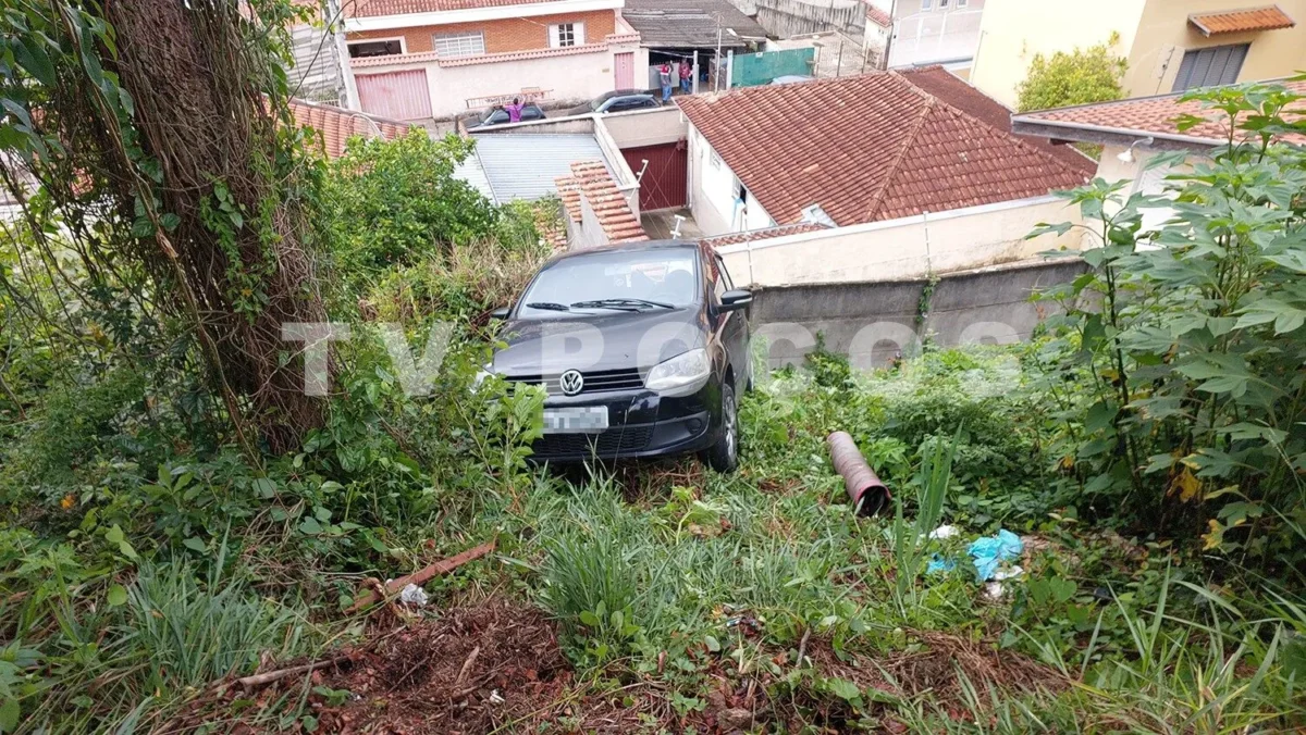 Condutor cai com veículo em barranco no bairro Jardim Gama Cruz