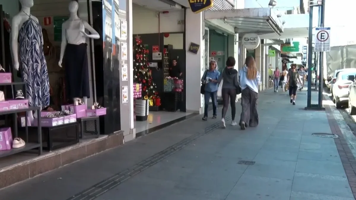 Comerciantes se preparam para o Natal com horários ampliados em Poços