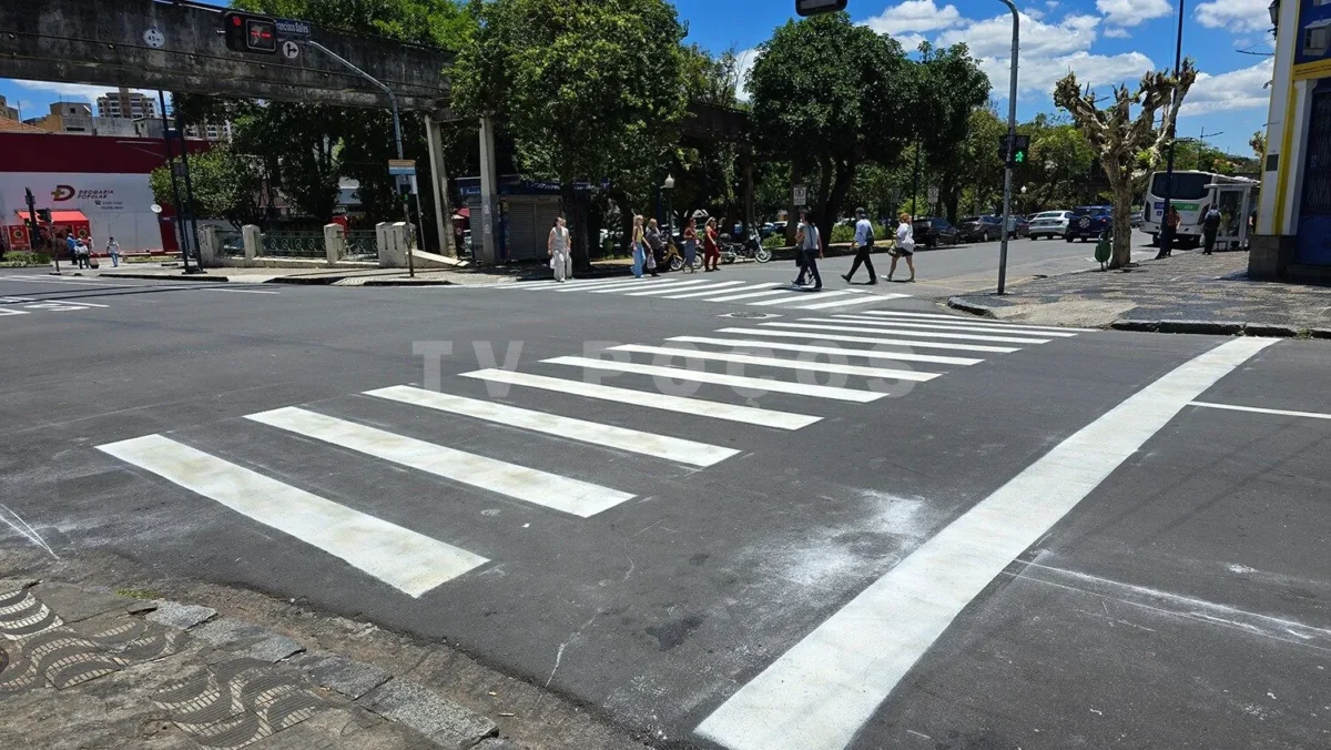 Demutran inicia pintura de faixas na rua Assis Figueiredo após novo asfaltamento