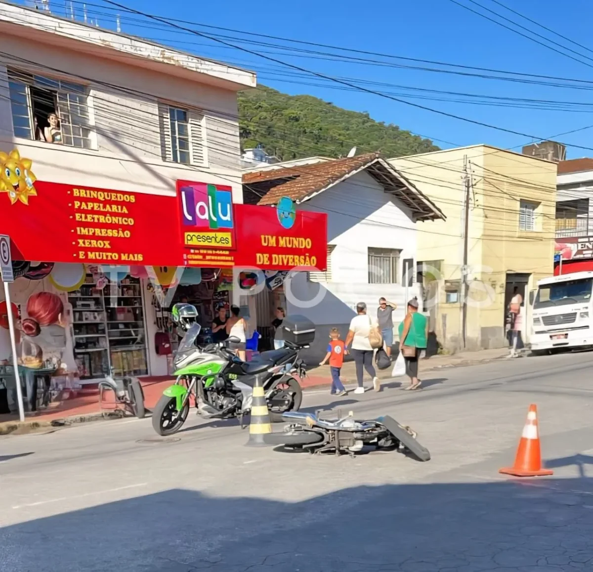 Homem foge de blitz, atropela idosa e acaba preso