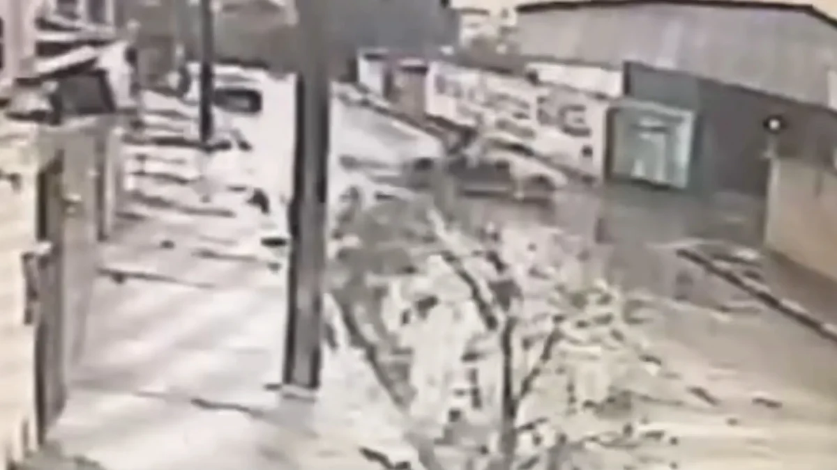 VÍDEO: Acidente entre moto e carro deixa motociclista ferido na zona sul