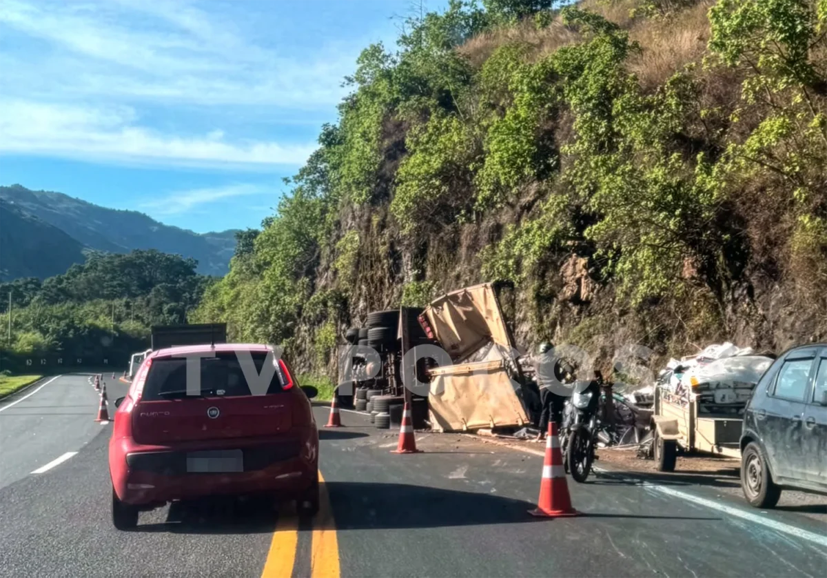 Caminhão tomba entre Poços e Águas da Prata