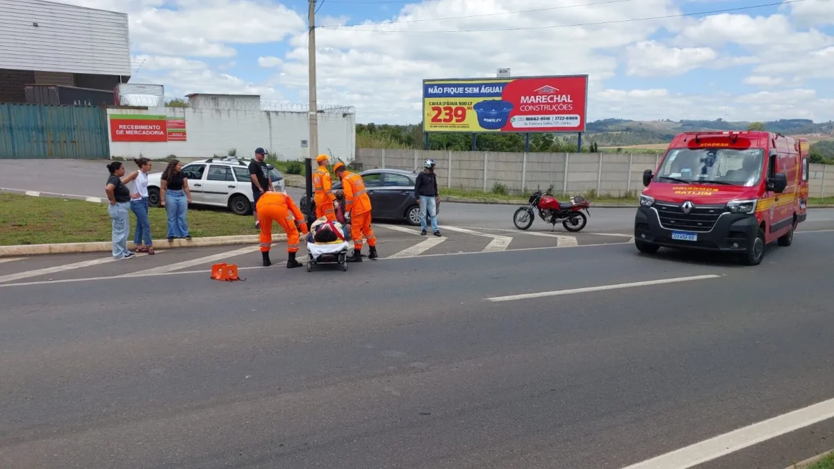 Estouro de pneu faz motociclista perder o controle e deixa garupa ferida
