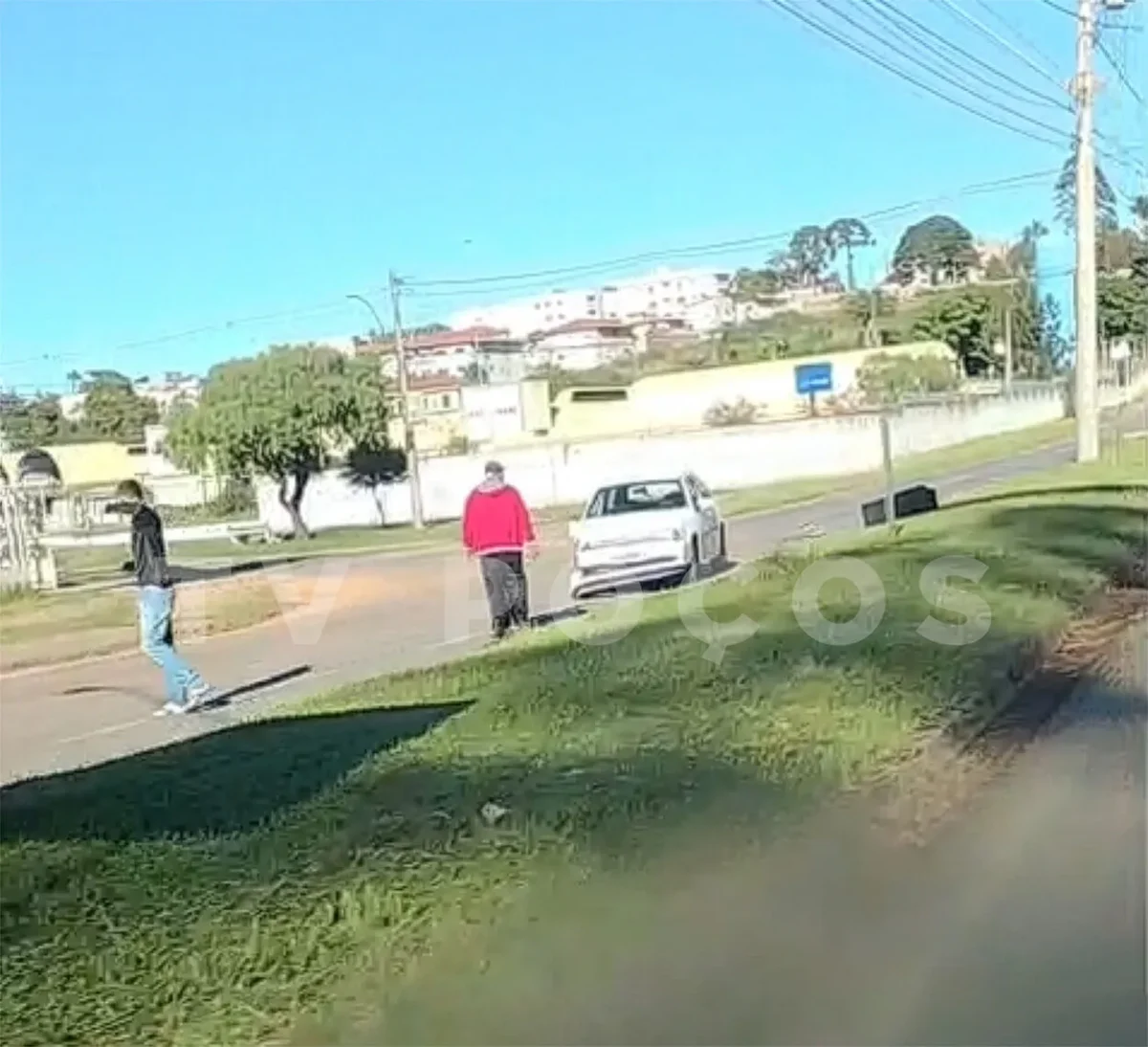 Acidente entre dois veículos mobiliza PM na avenida Wenceslau Braz