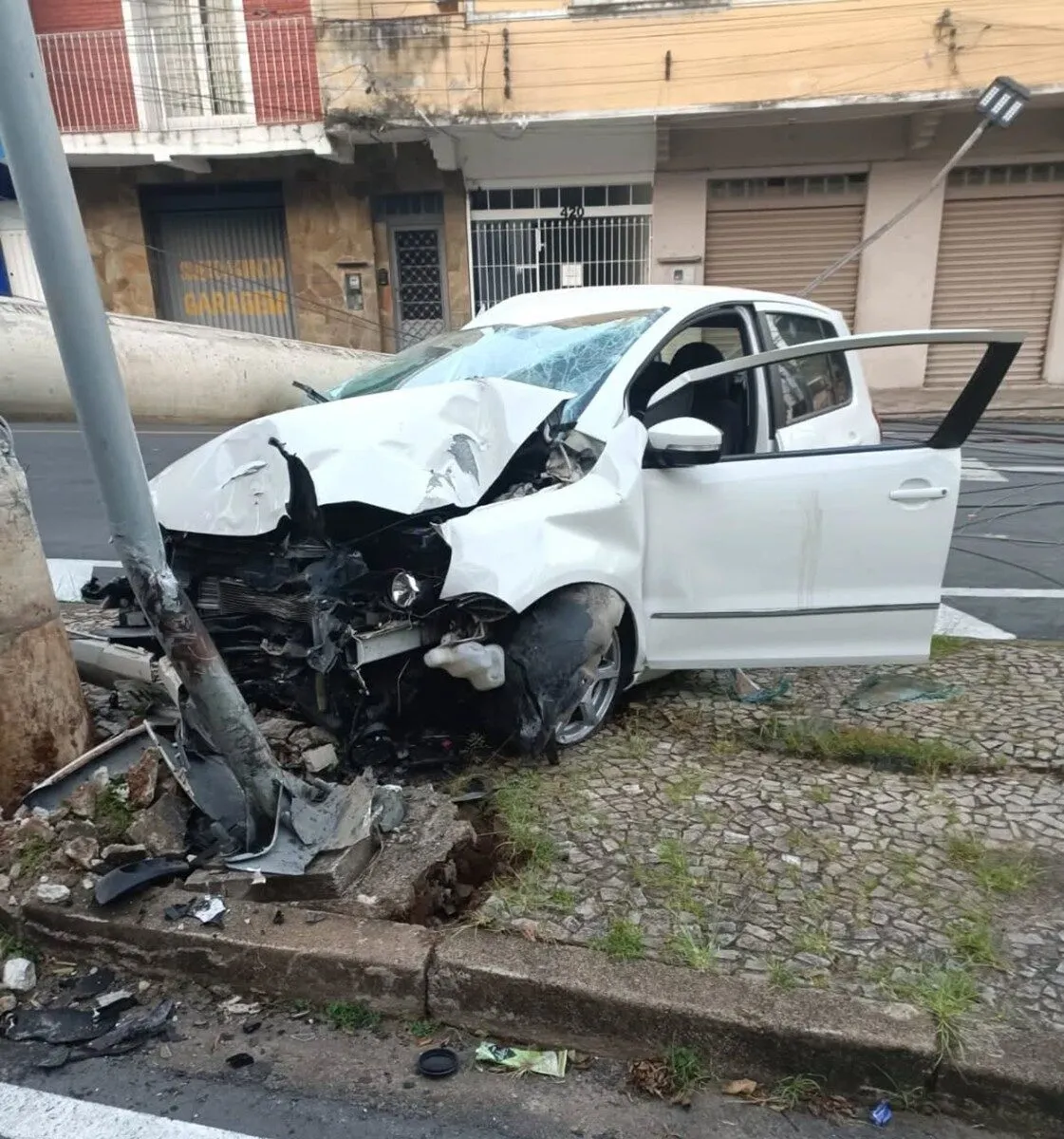 Motorista bate em poste no Cascatinha e se recusa a fazer teste do etilômetro