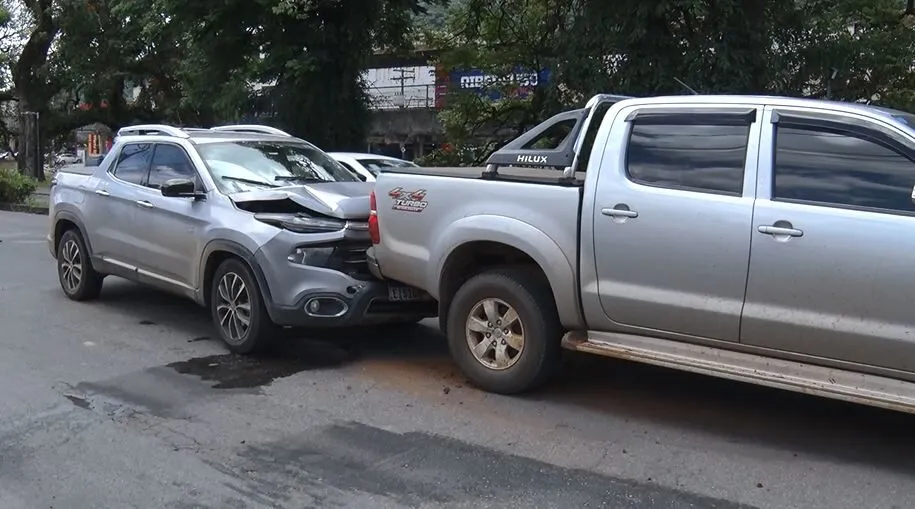 Motorista passa mal e provoca acidente com três veículos na Avenida João Pinheiro
