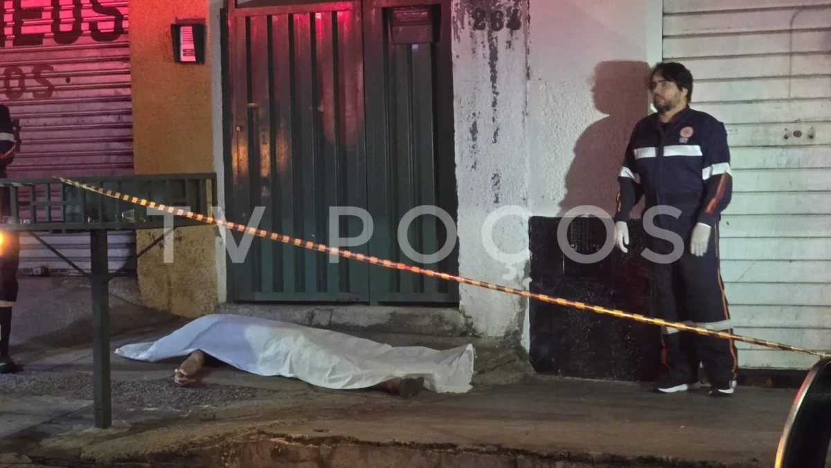 URGENTE: Homem é morto com mais de dez facadas na rua Mário de Paiva