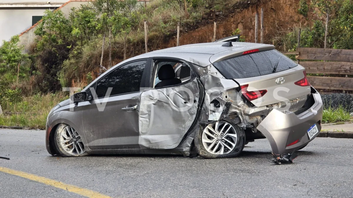 VÍDEO: Jovens batem veículo em poste e fogem do local