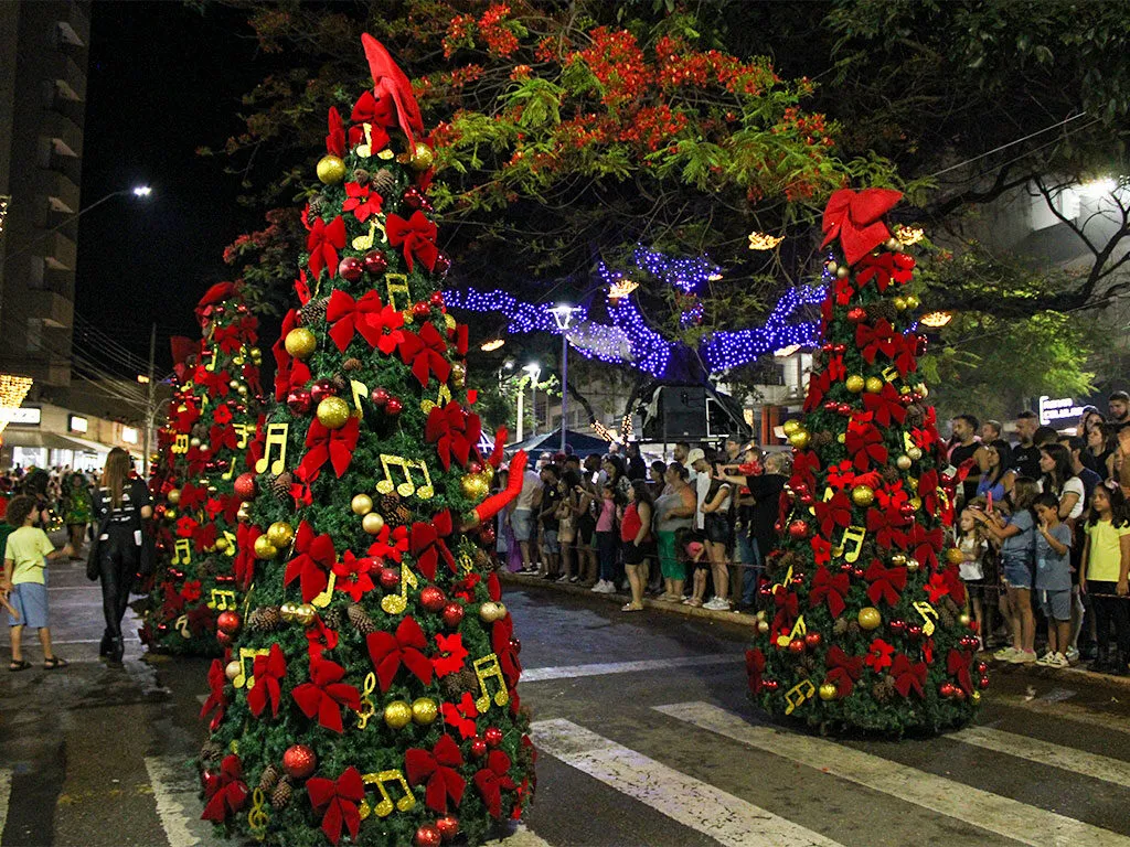 Parada de Natal leva “A Biblioteca Mágica do Papai Noel” à Avenida Dona Gertrudes neste domingo (07)