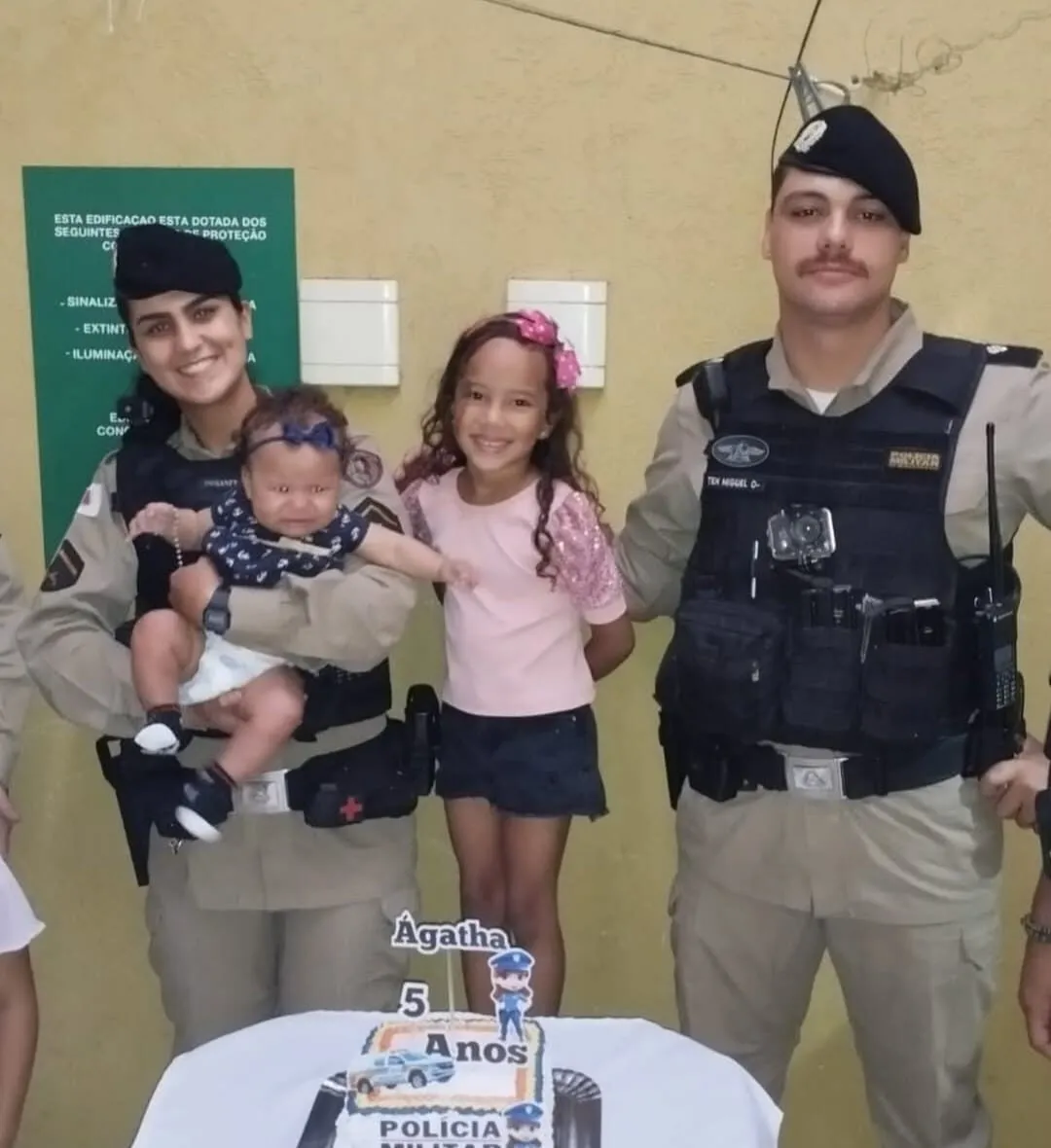 Menina de 5 anos ganha surpresa emocionante de policiais no seu aniversário
