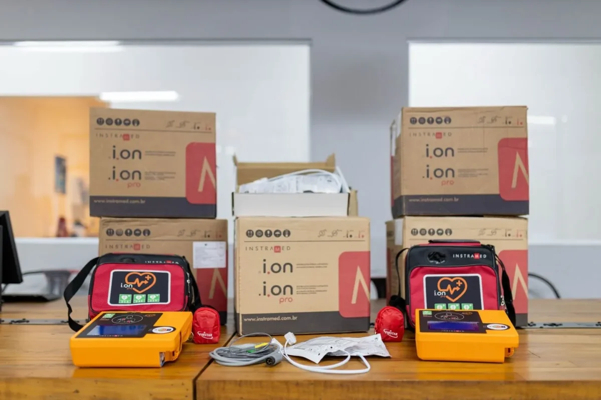 Saúde de Poços recebe novos desfibriladores em parceria com a PUC Minas