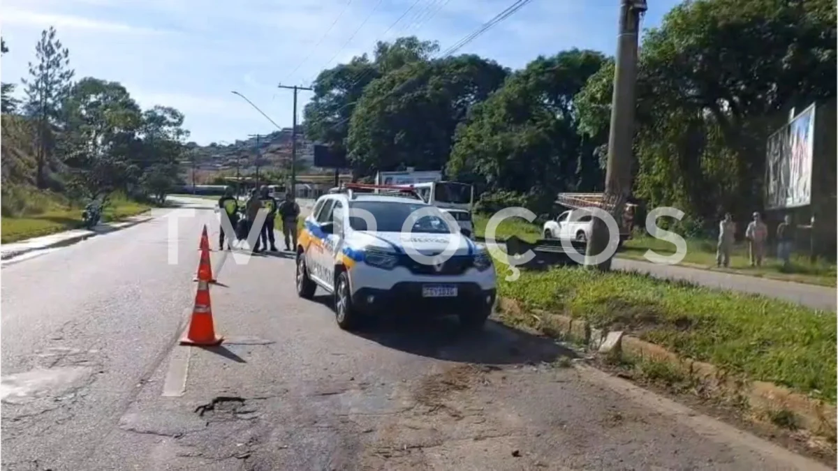 Motorista perde o controle da direção e bate em poste na zona leste de Poços