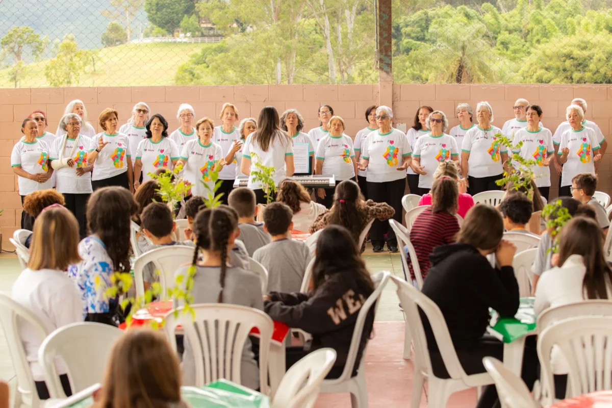 Voluntários promovem Ação de Natal especial na Escola Carmélia de Castro