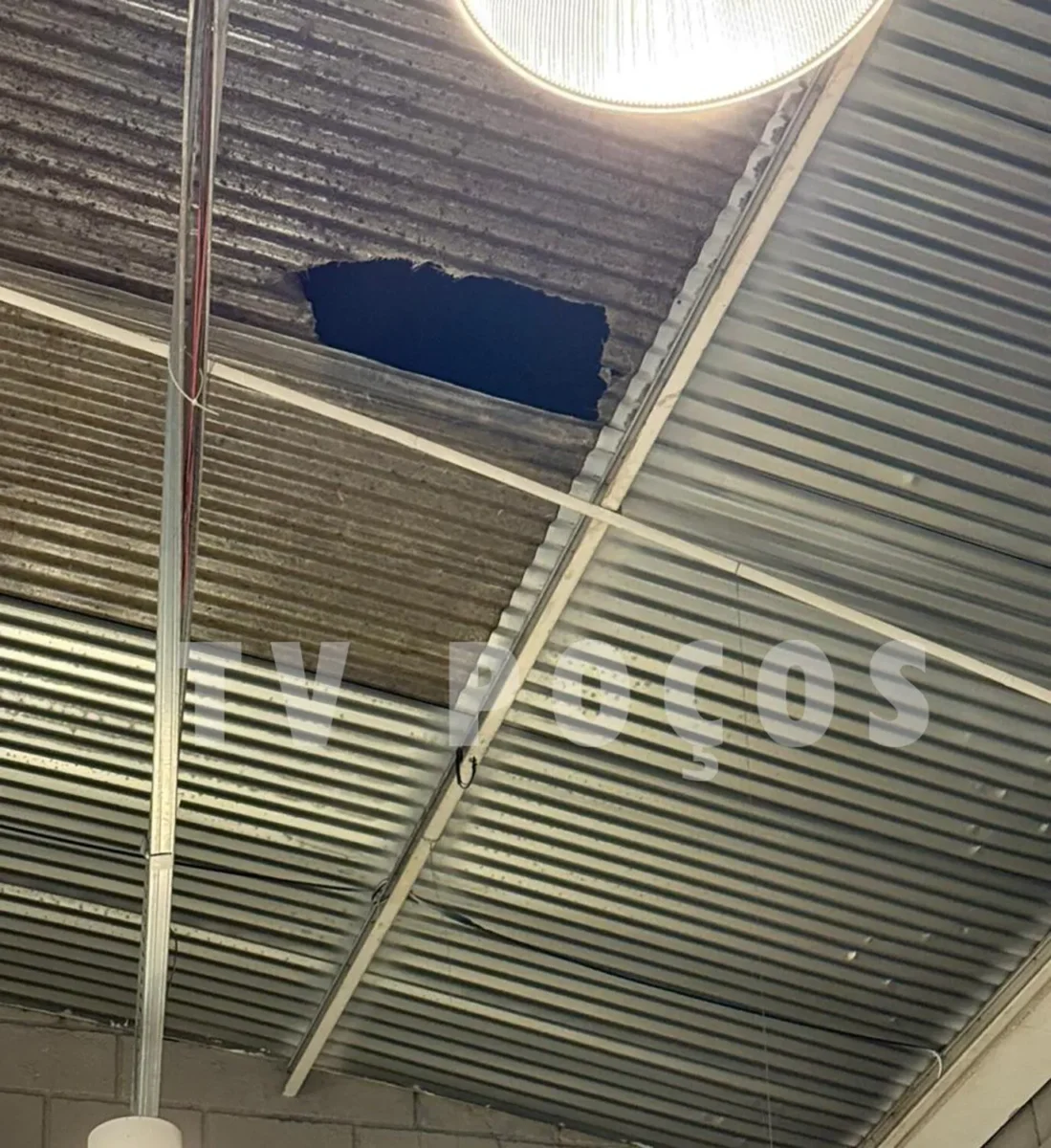 Suspeito invade empresa pelo telhado, se fere na fuga e causa prejuízo superior a R$ 6 mil