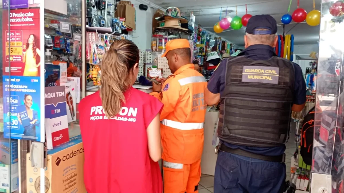 Fiscalização conjunta autua comércios por venda de fogos com estampido