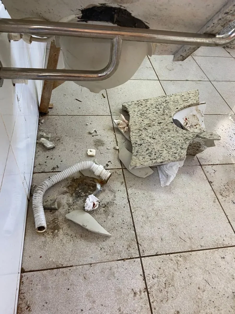 Vandalismo danifica banheiros do Parque Municipal