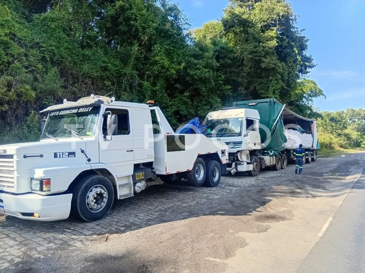 Colisão entre caminhões provoca derramamento de carga na Serra do Selado