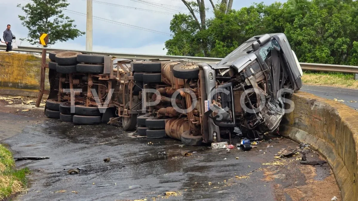 Carreta carregada com óleo vegetal tomba na Serra do Campestrinho