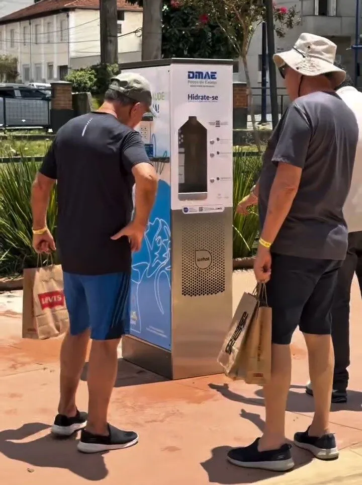 Novos dispositivos de hidratação com água gelada, bebedouro pet e névoa refrescante