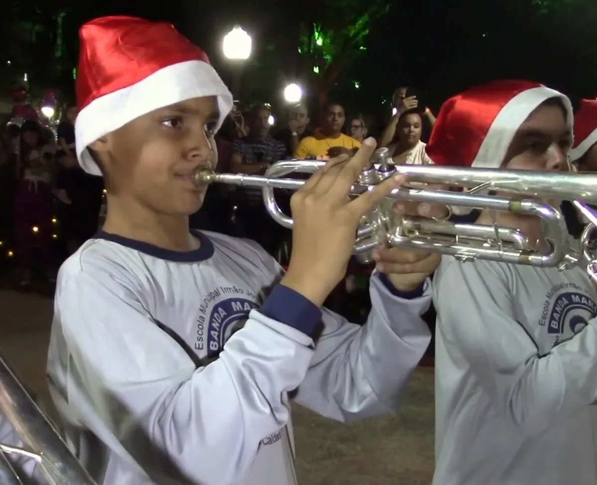 Parada de Natal movimenta a praça Pedro Sanches no dia 18 de dezembro
