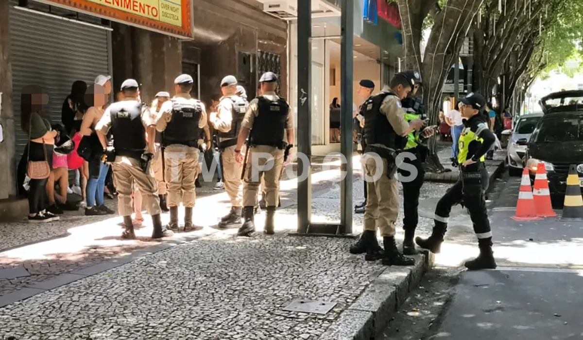 Veículo Astra com nove passageiros e licenciamento vencido é removido no centro