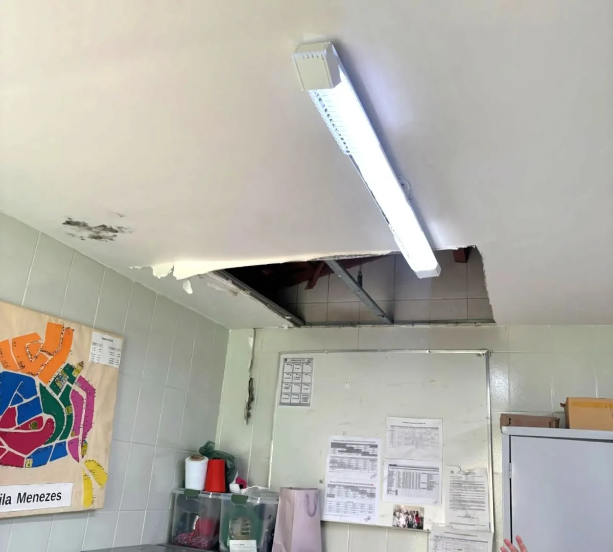 Forro de gesso cede na ESF Vila Menezes após infiltrações