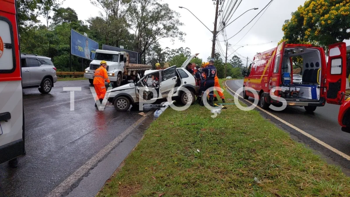 Mulher e criança ficam feridas em acidente na Avenida João Pinheiro