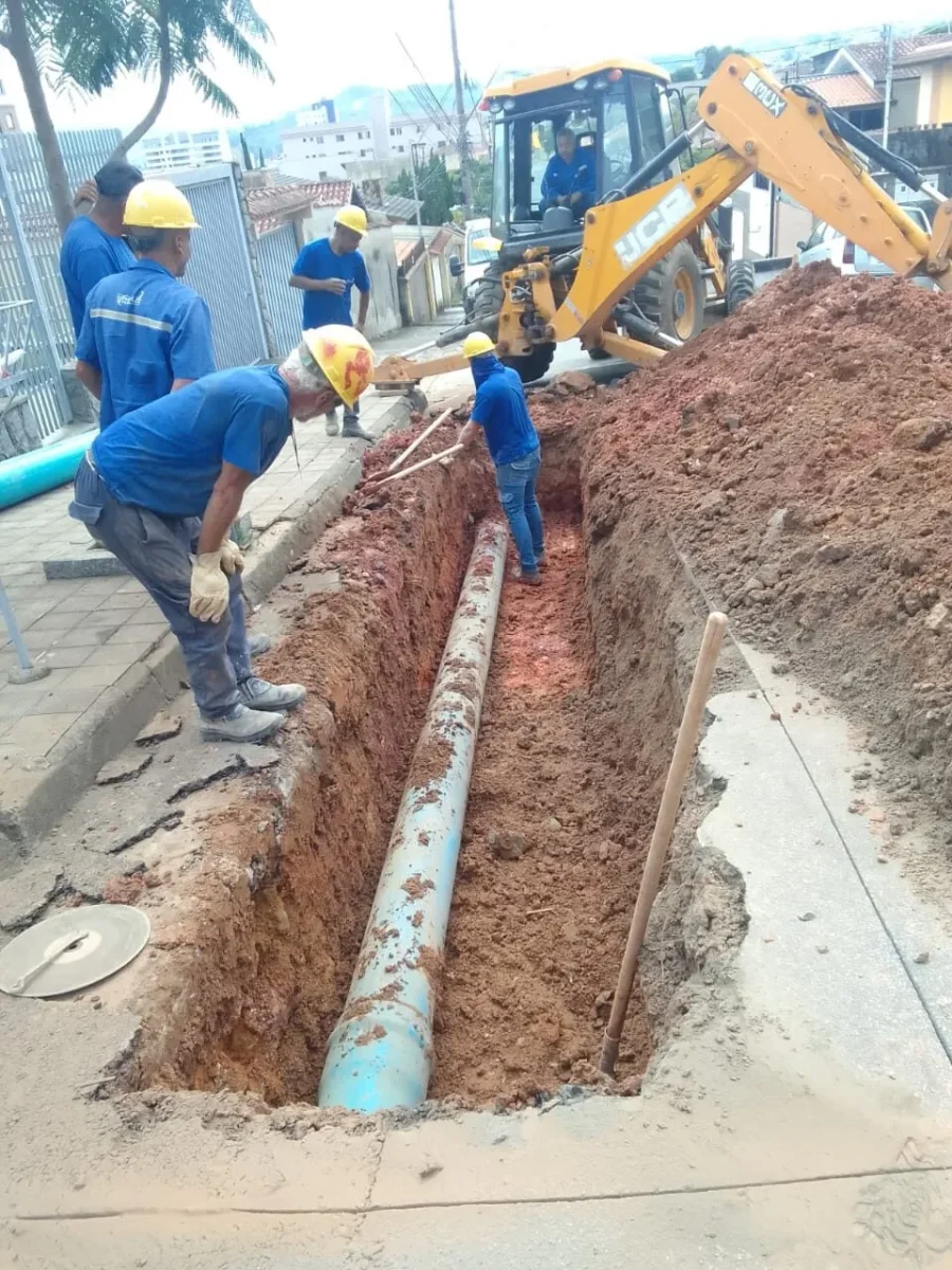 Rompimento de adutora pode causar desabastecimento na região oeste