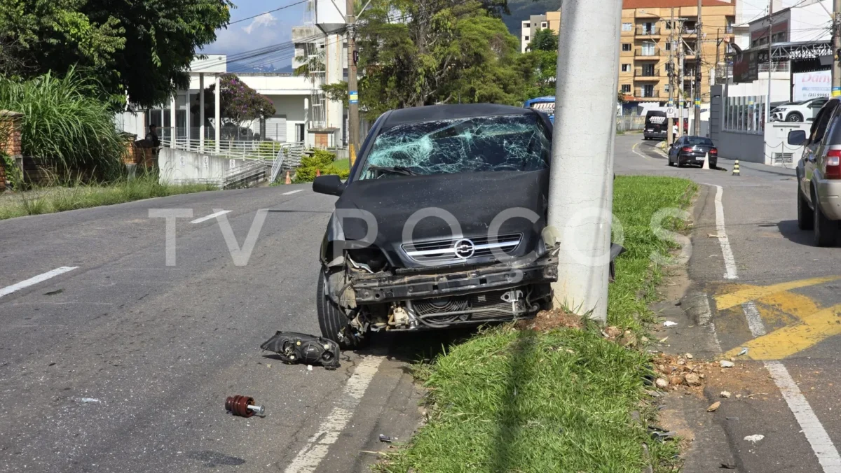 Condutor inabilitado bate em poste na Avenida José Remígio Prezia