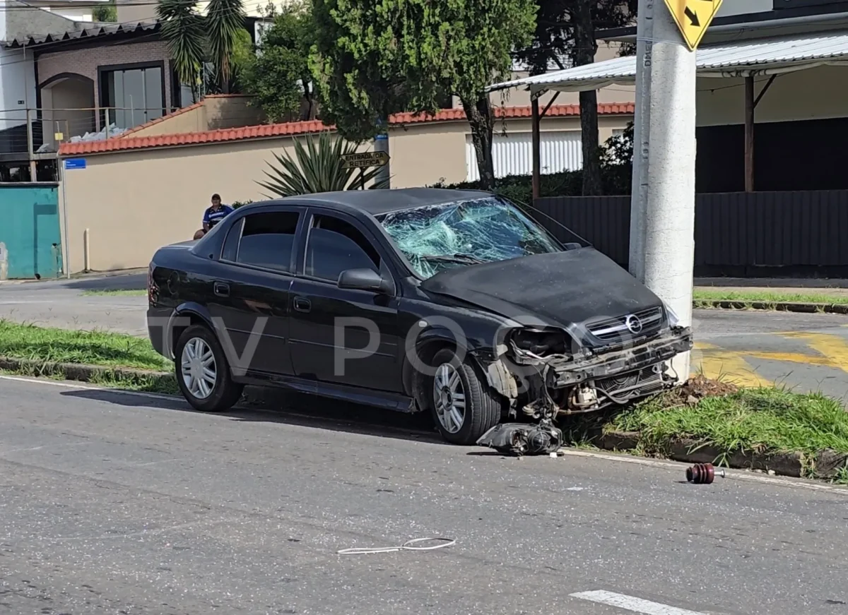 Semáforos param de funcionar e diversas residências sem energia após acidente