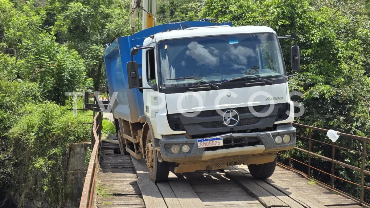 Caminhão da coleta afunda em ponte e Prefeitura anuncia restauração total