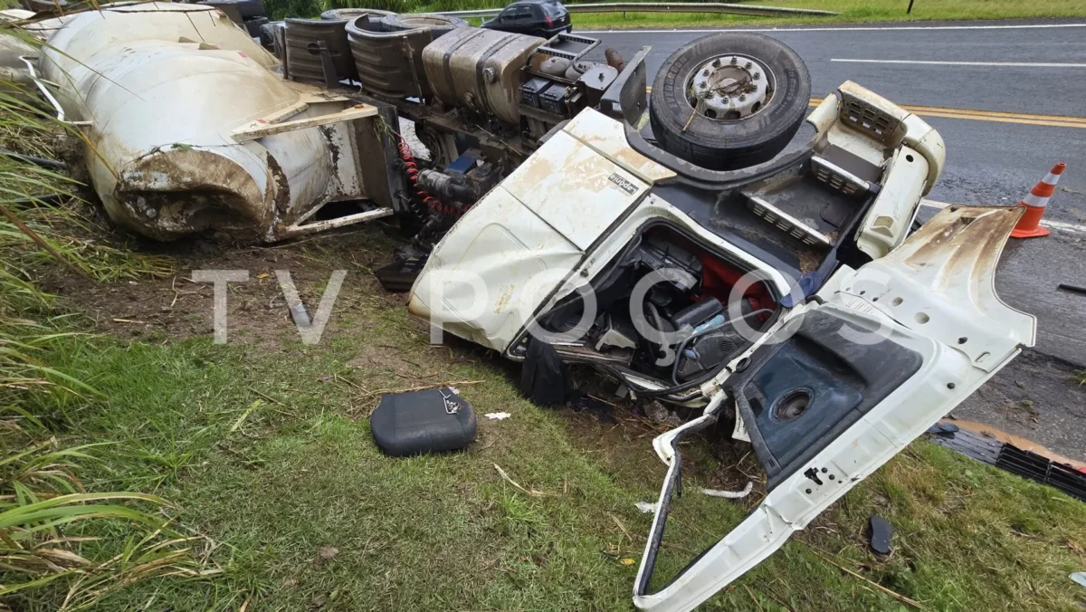 Carreta carregada com cimento tomba entre Poços e Águas da Prata