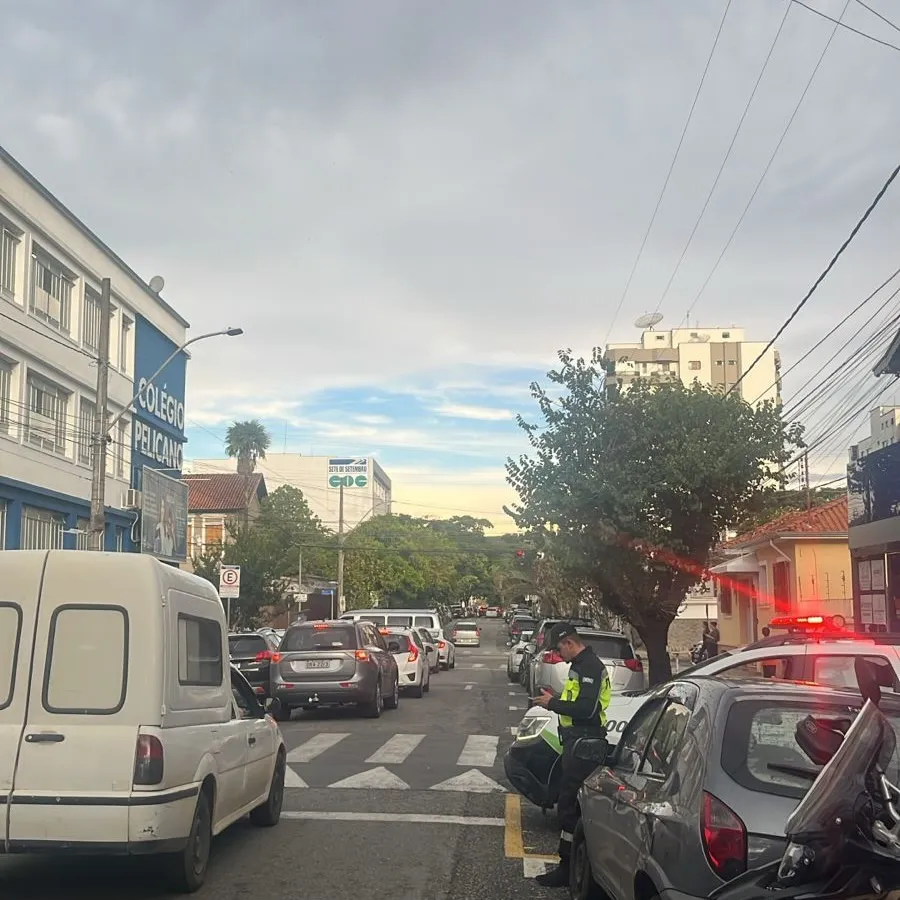 Fiscalização registra autuações por fila dupla em frente a escolas