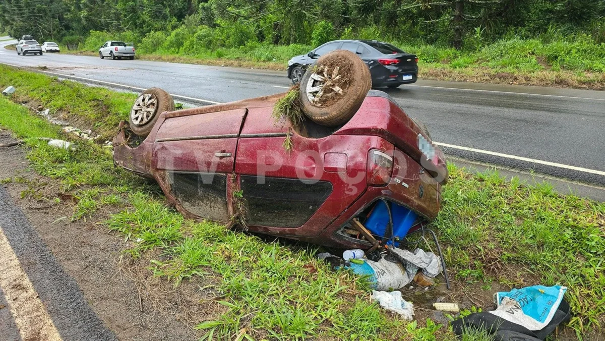 Veículo capota na BR-267, próximo à Unifal