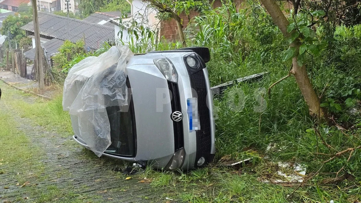 Motorista perde o controle de veículo e tomba no bairro São João