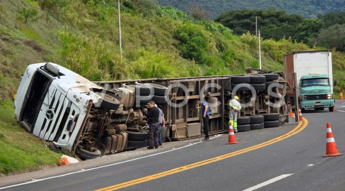 ATUALIZAÇÃO: Motorista não resiste aos ferimentos e morre após tombamento de carreta entre Poços de Caldas e Águas da Prata