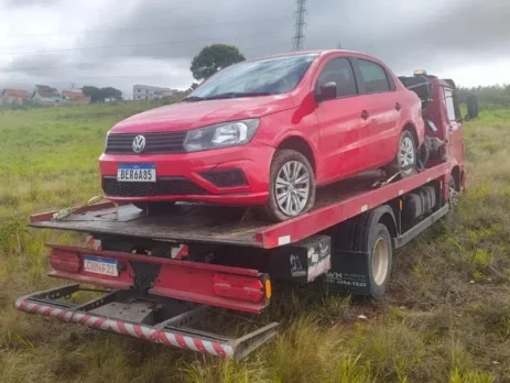 Carro de motorista de aplicativo roubado em assalto é localizado em área de mata