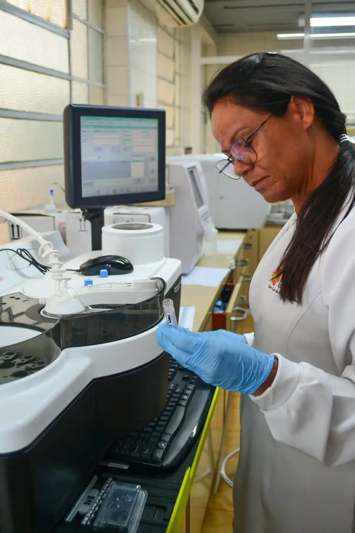 Laboratório da Santa Casa de Poços mantém certificação nacional de excelência em 2026