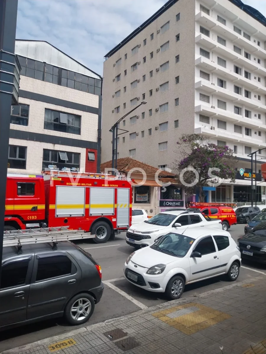 Princípio de incêndio no centro mobiliza Corpo de Bombeiros