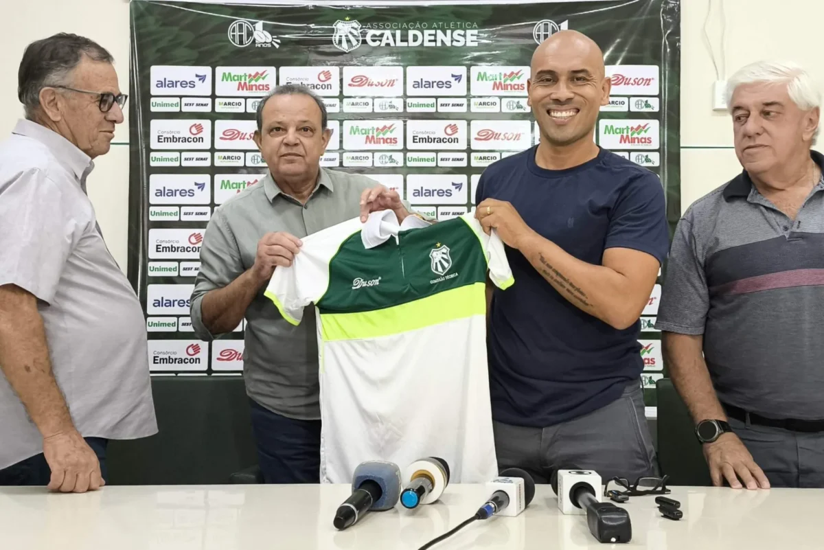Caldense apresenta técnico e aposta em elenco jovem para 2026