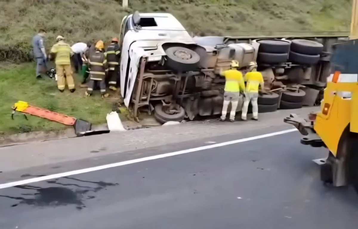 Motorista fica preso as ferragens após acidente entre Poços e Águas da Prata