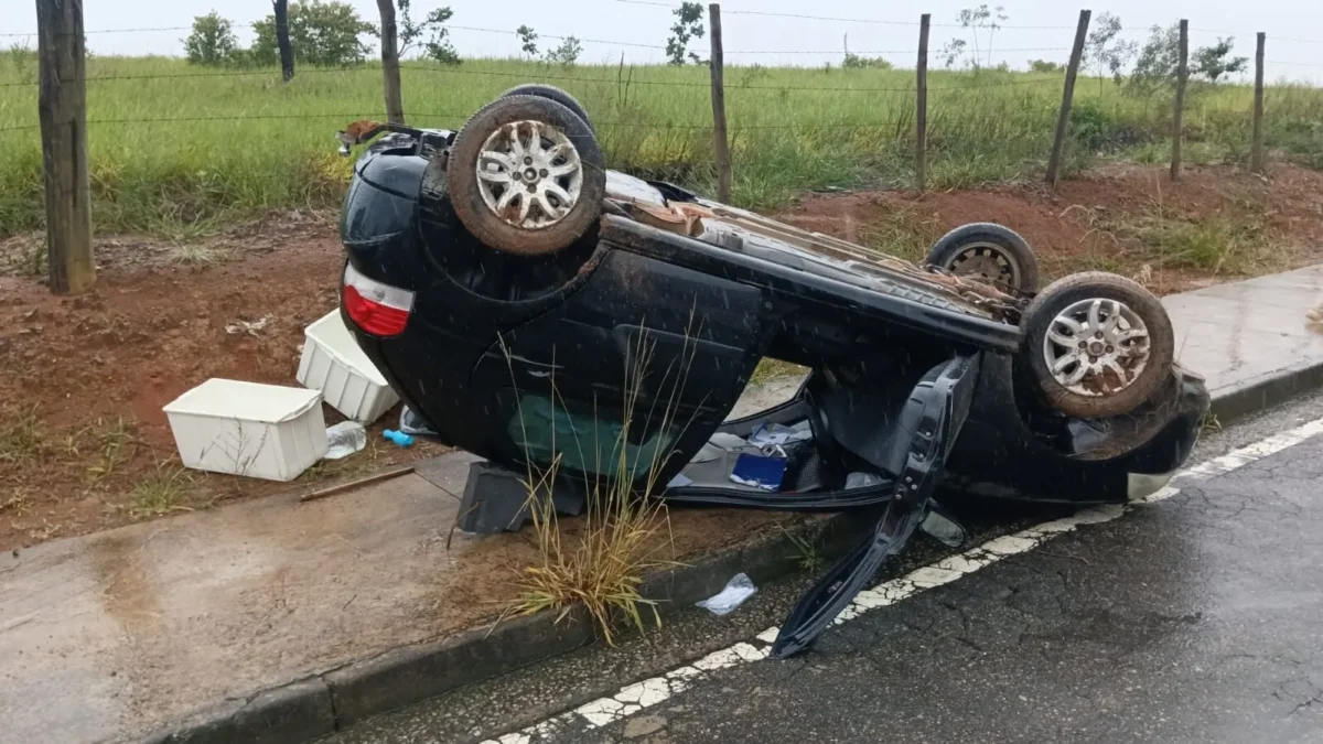 Motorista de 57 anos perde controle de veículo e capota