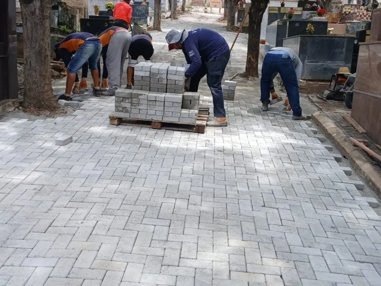 Revitalização das alamedas do Cemitério da Saudade avança com troca de pisos