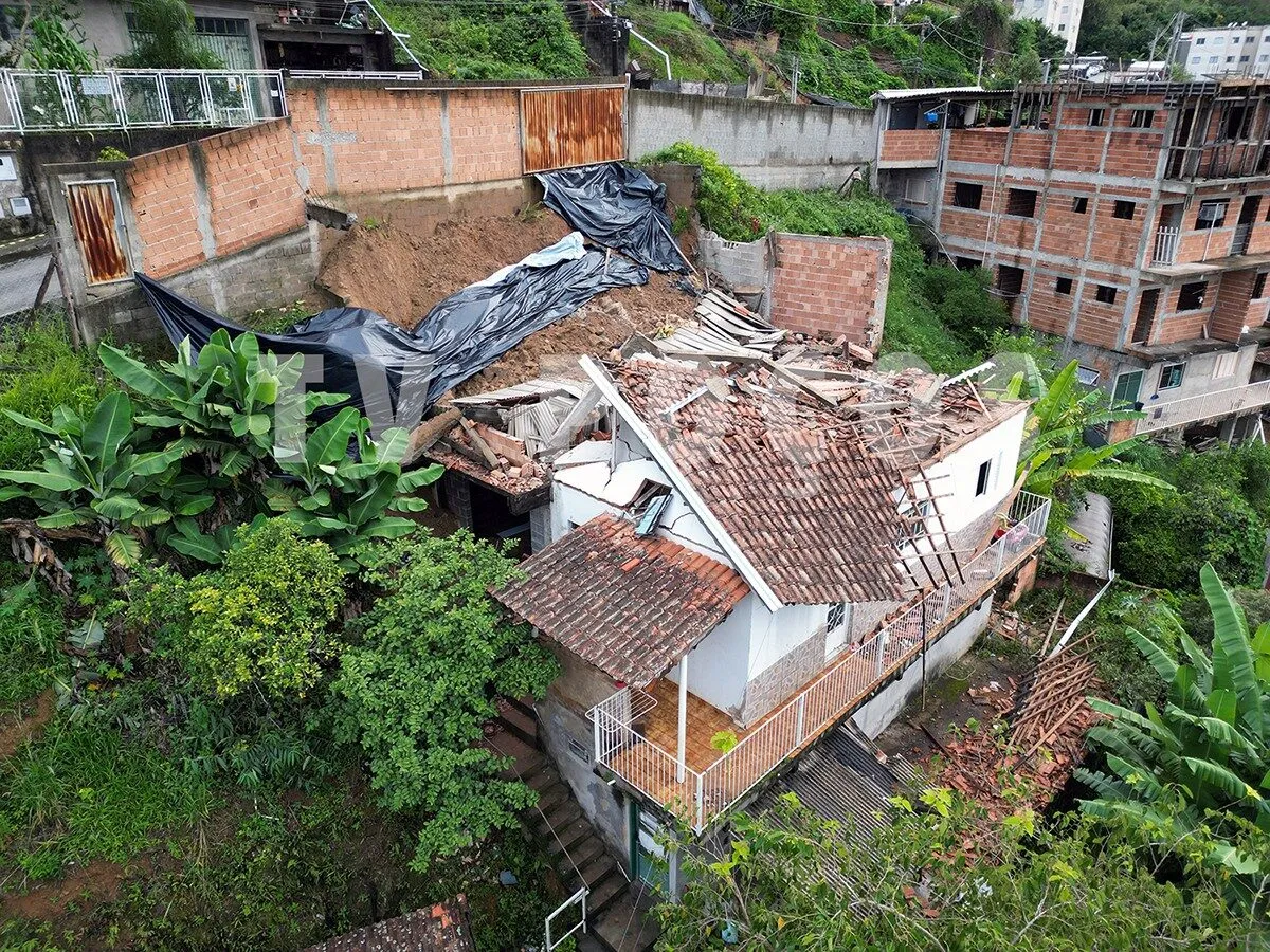 Casal e filhos conseguem sair antes de casa desabar no bairro Jd. São Jorge