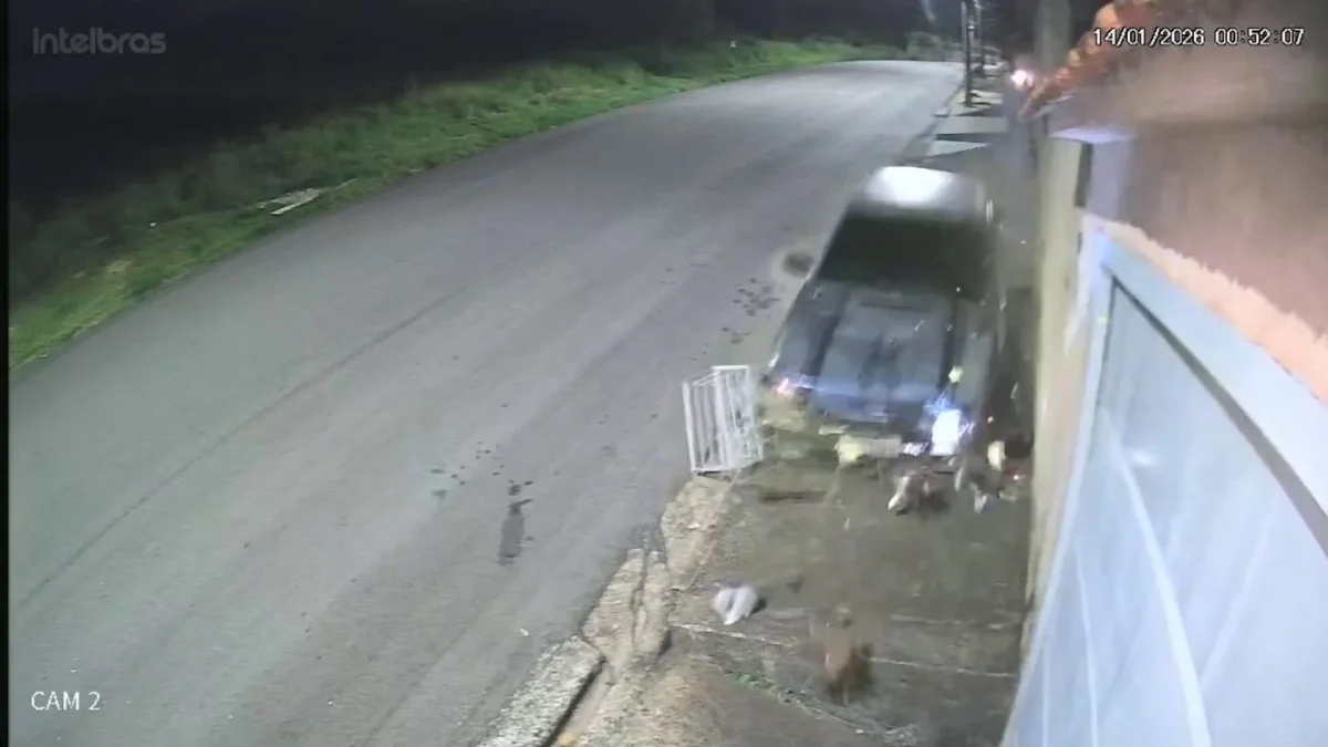 VÍDEO: Jovens colidem veículo em muro de residência e fogem do local